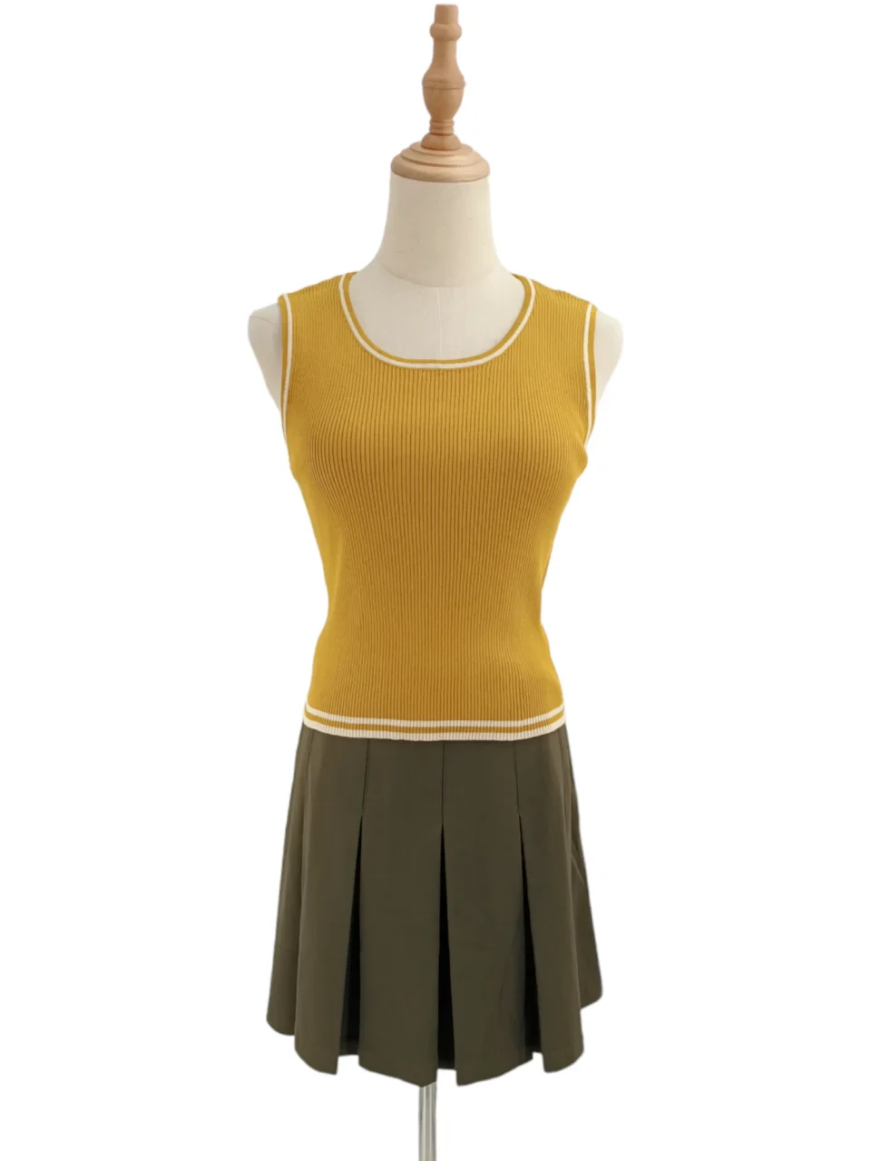 EBONY SLEEVELESS KNIT TOP