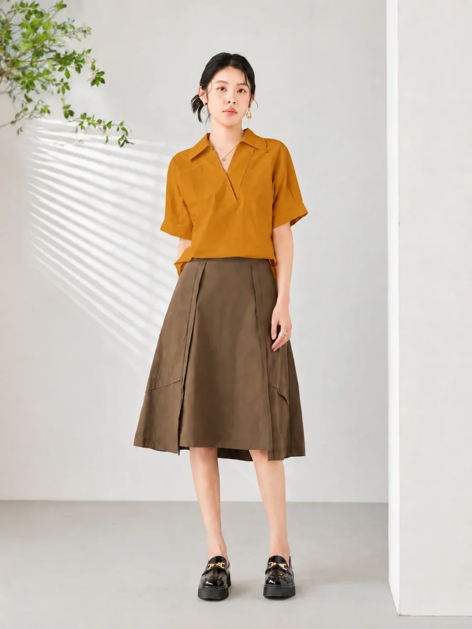 TAYLA RELAXED COLLARED V-NECK BLOUSE